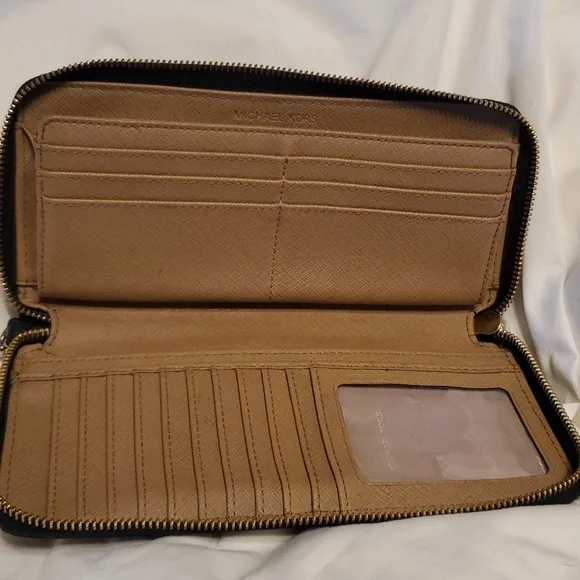 Michael Kors Black Wallet/Wristlet - Picture 4 of 8